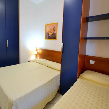 Apartment Colourful Flat In The Heart Of - Beahost